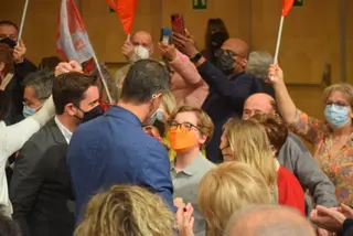 Pedro Sánchez se abraza a un niño en el mitin en el Ramos Carrión