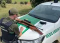 Un agente medioambiental revisa un arma con visor nocturno-JCyL