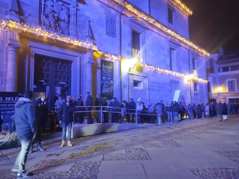 Cola para entrar a ver el Belén en el Palacio de La Encarnación. Puente de diciembre 2025.