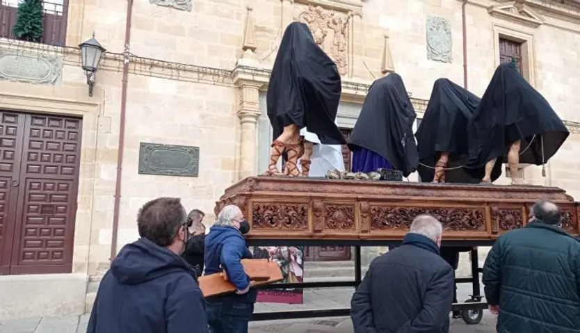 Traslado del Cinco de Copas tras su restauración 1