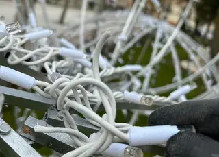 Cables de la iluminación navideña cortados