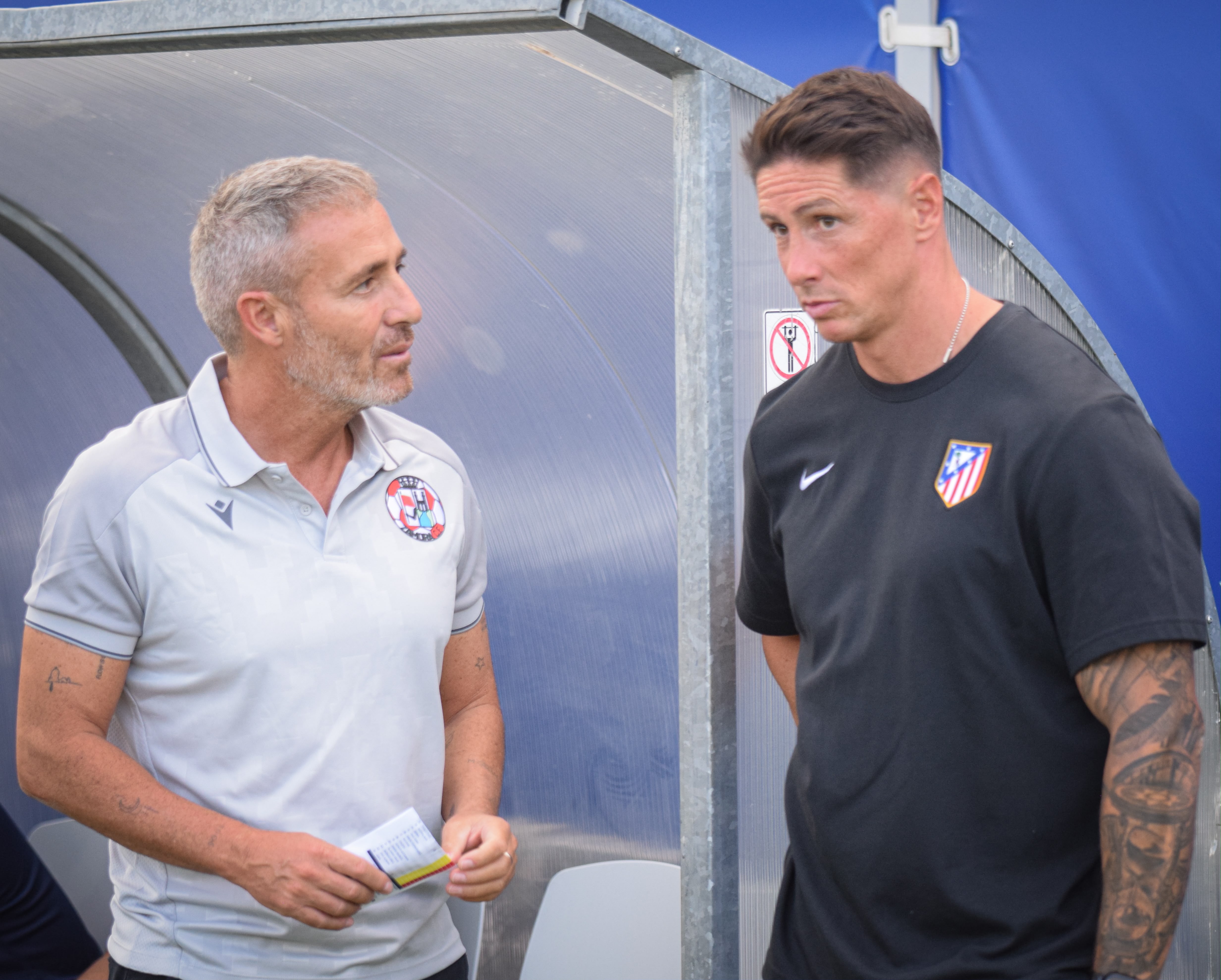 &Oacute;scar Cano junto a Fernando Torres, entrenador del Atl&eacute;tico Madrile&ntilde;o