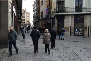 Personas paseando por la Plaza Mayor Foto María Lorenzo