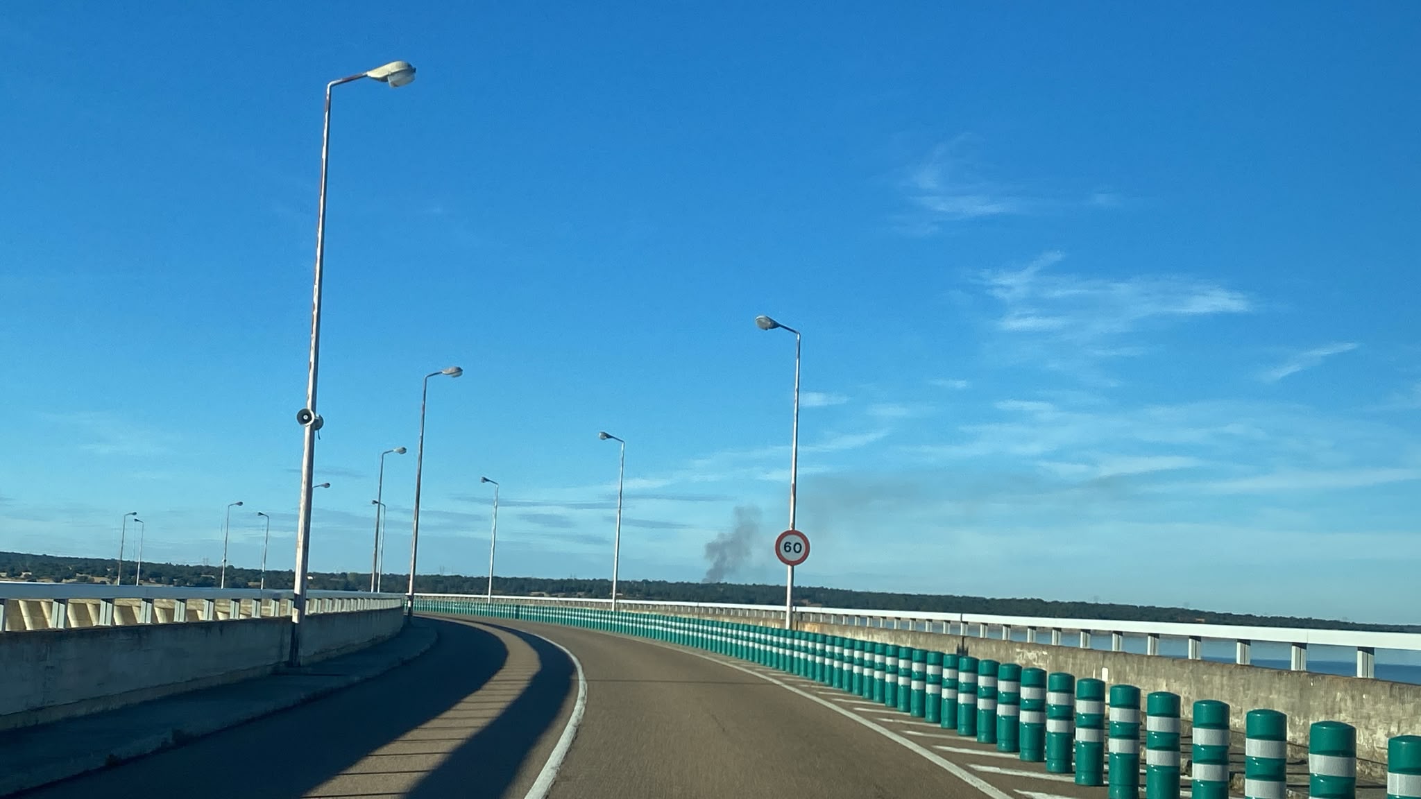 Imagen del incendio desde la presa de Almendra