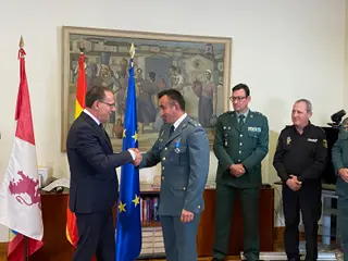 Ángel Blanco le entrega al teniente David Campesino la Medalla al Mérito