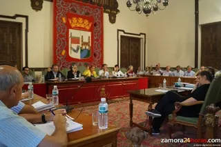 El equipo de Gobierno defiende la cobertura de los servicios sociales y la oposición reclama medidas concretas