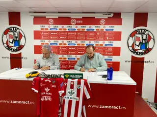 Pedro Gallego y Jesús Manibardo firmando el convenio en rueda de prensa
