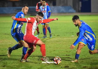 Juanan, en disputa del balón en el Arandina - Zamora CF.