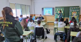 La Guardia Civil imparte una charla en un colegio de la provincia de Zamora. Ciberliga. Archivo