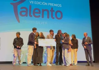 Uno de los grupos emprendedores recogiendo su galardón