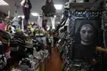 Disfraces y máscaras de miedo y terror, en una tienda de disfraces de Halloween. David Zorrakino. Europa Press. Archivo