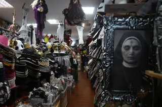 Disfraces y máscaras de miedo y terror, en una tienda de disfraces de Halloween. David Zorrakino. Europa Press. Archivo