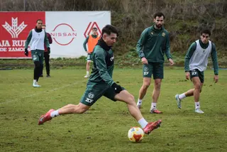 Sergi López en un entrenamiento con el equipo . | ZCF