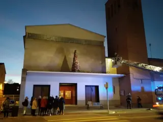 Los bomberos colocan el árbol de Navidad