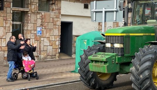 Ciudadanos aplauden a los agricultores