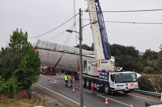 Retirada del camión accidentado el domingo en la N-122 | ¦