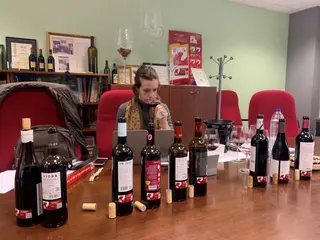 Imagen de la escritora en las bodegas