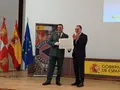 El agente Víctor Varela recibe el reconocimiento