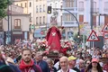 La Virgen de la Concha rodeada de centenares de fieles en el comienzo de la romería