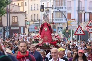 La Virgen de la Concha rodeada de centenares de fieles en el comienzo de la romería