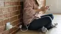 Una joven utilizando su teléfono móvil. EP