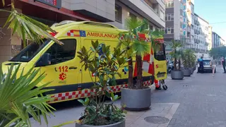 Ambulancia presente en el lugar de los hechos para atender a la persona afectada