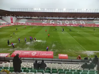 Trabajadores del club retiran agua para que se dispute un partido esta temporada.
