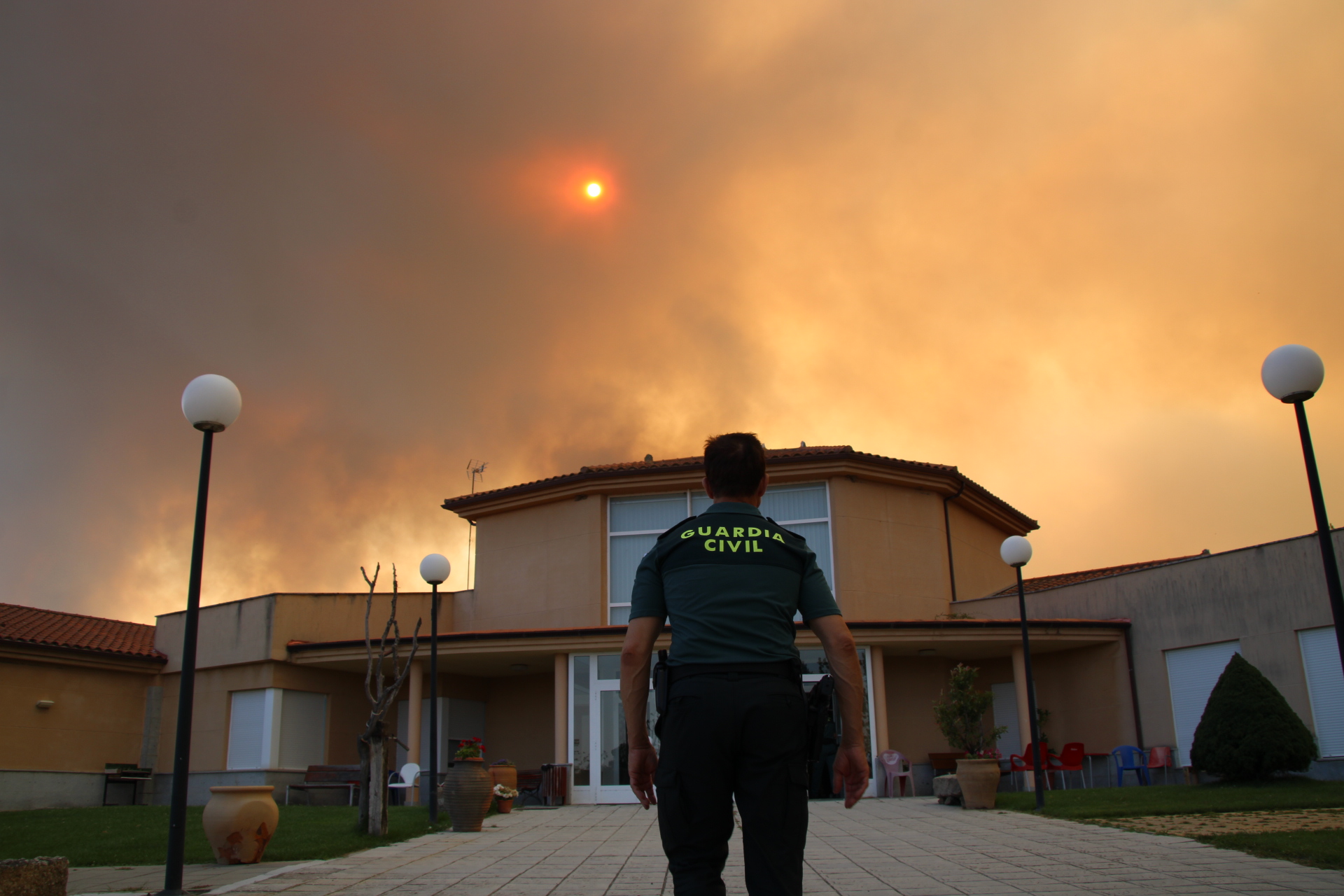 Un agente de Guardia Civil acude a ayudar a los residentes de la residencia de Muga de Sayago