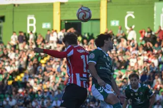 Mauro Costa Disputa Un Balón Aéreo Durante El Partido