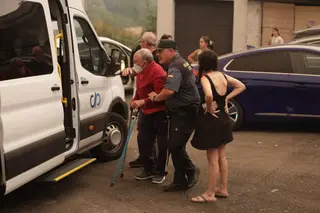 Desalojo de los vecinos de San Ciprián de Sanabria por el incendio en Porto | JL Leal. ICAL