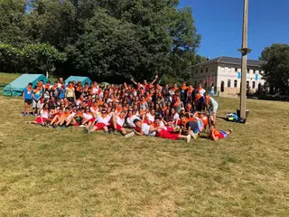 Imagen de acampados y monitores  en un campamento de la provincia