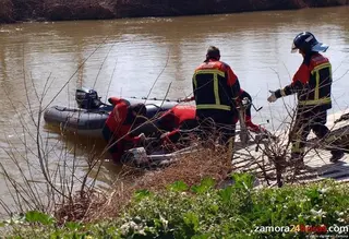 Los bomberos rescatan a un piragüista debajo del puente del ferrocarril