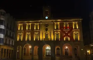 El Ayuntamiento de Zamora se tiñe de amarillo. Archivo.