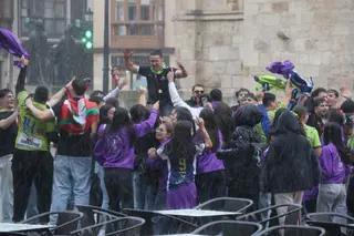 Celebración de los jugadores y aficionados del BM Zamora en la Plaza Mayor bajo la intensa lluvia