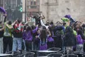 Celebración de los jugadores y aficionados del BM Zamora en la Plaza Mayor bajo la intensa lluvia