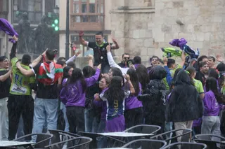 Celebración de los jugadores y aficionados del BM Zamora en la Plaza Mayor bajo la intensa lluvia