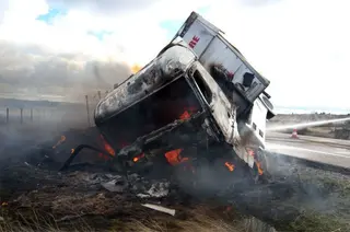 Las llamas devoran un camión de paja tras un accidente en la N-122
