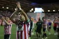 Carlos Ramos aplaude a la grada del Ruta de la Plata al finalizar el partido ante el CE Sabadell | MARÍA LORENZO