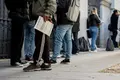 Varias personas hacen cola para conseguir el certificado de vulnerabilidad en una Oficina de Asistencia en Materia de Registro-Europapress