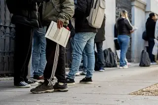 Varias personas hacen cola para conseguir el certificado de vulnerabilidad en una Oficina de Asistencia en Materia de Registro-Europapress