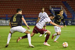 Íñigo Baqué defiende a un rival