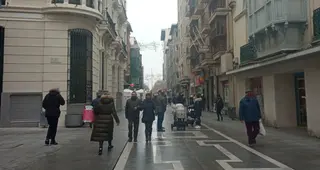 Ciudadanos pasean por Santa Clara. Archivo