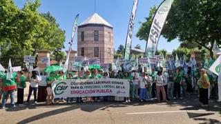 Concentración de CSIF reclamando refuerzos en el personal laboral de la educación pública