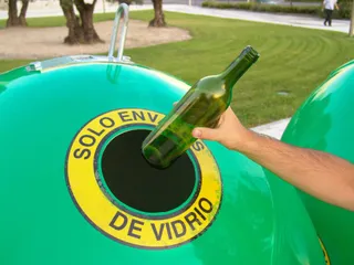 Contenedor reciclaje vidrio. ECOVIDRIO. Archivo.