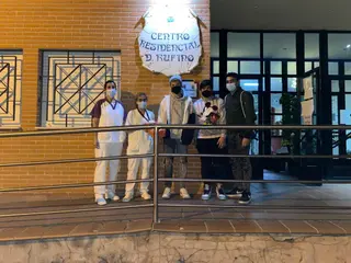 Alumnos a la puerta de una residencia