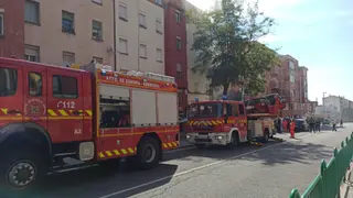 Incendio en una vivienda en la avenida de Galicia. Archivo