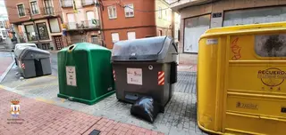 Bolsas de basura fuera de los contenedores en Benavente
