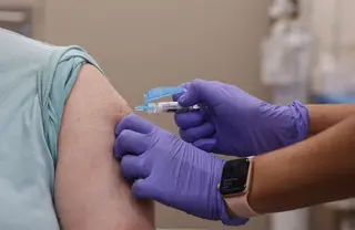 Una mujer se vacuna durante el inicio de la campaña de vacunación frente a la gripe y la Covid 19. Rober Solsona Europa Press Archivo