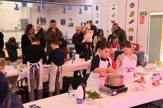 Los niños descubren la gastronomía local mientras se divierten cocinando | Alejandro Sardón