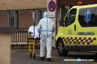 Un sanitario traslada a un paciente Covid-19 al hospital de Salamanca